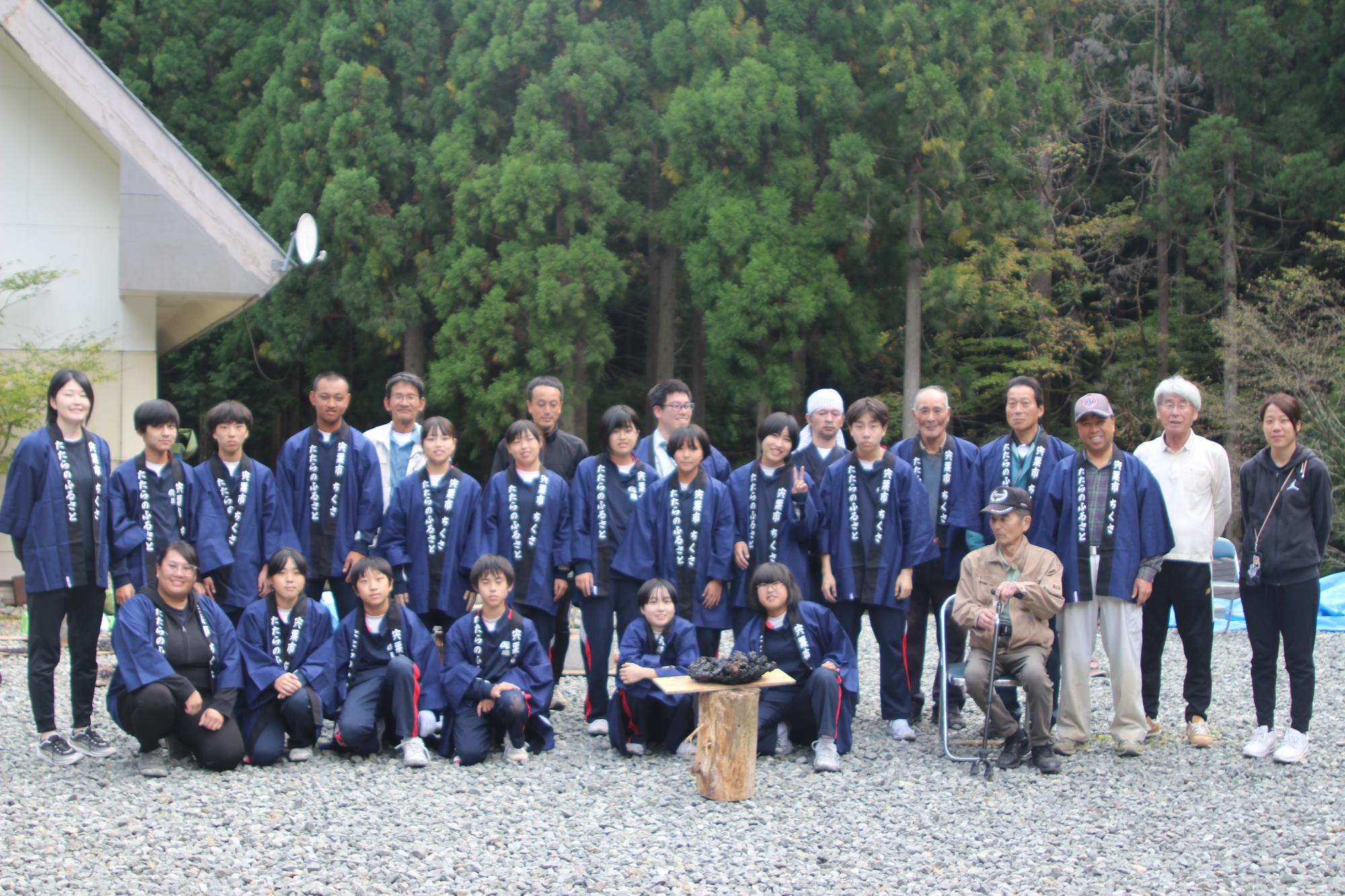 体験を指導した関係者と生徒らの集合写真