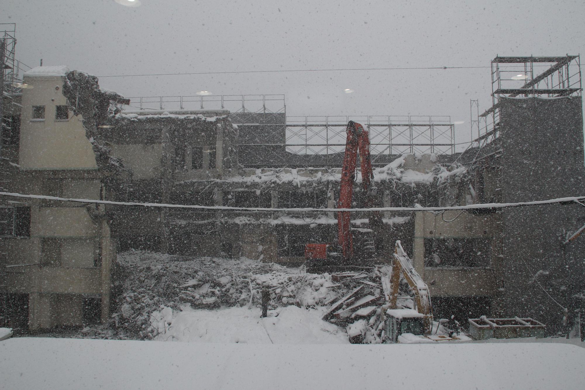 降雪の中、解体工事が進むセンターちくさの写真