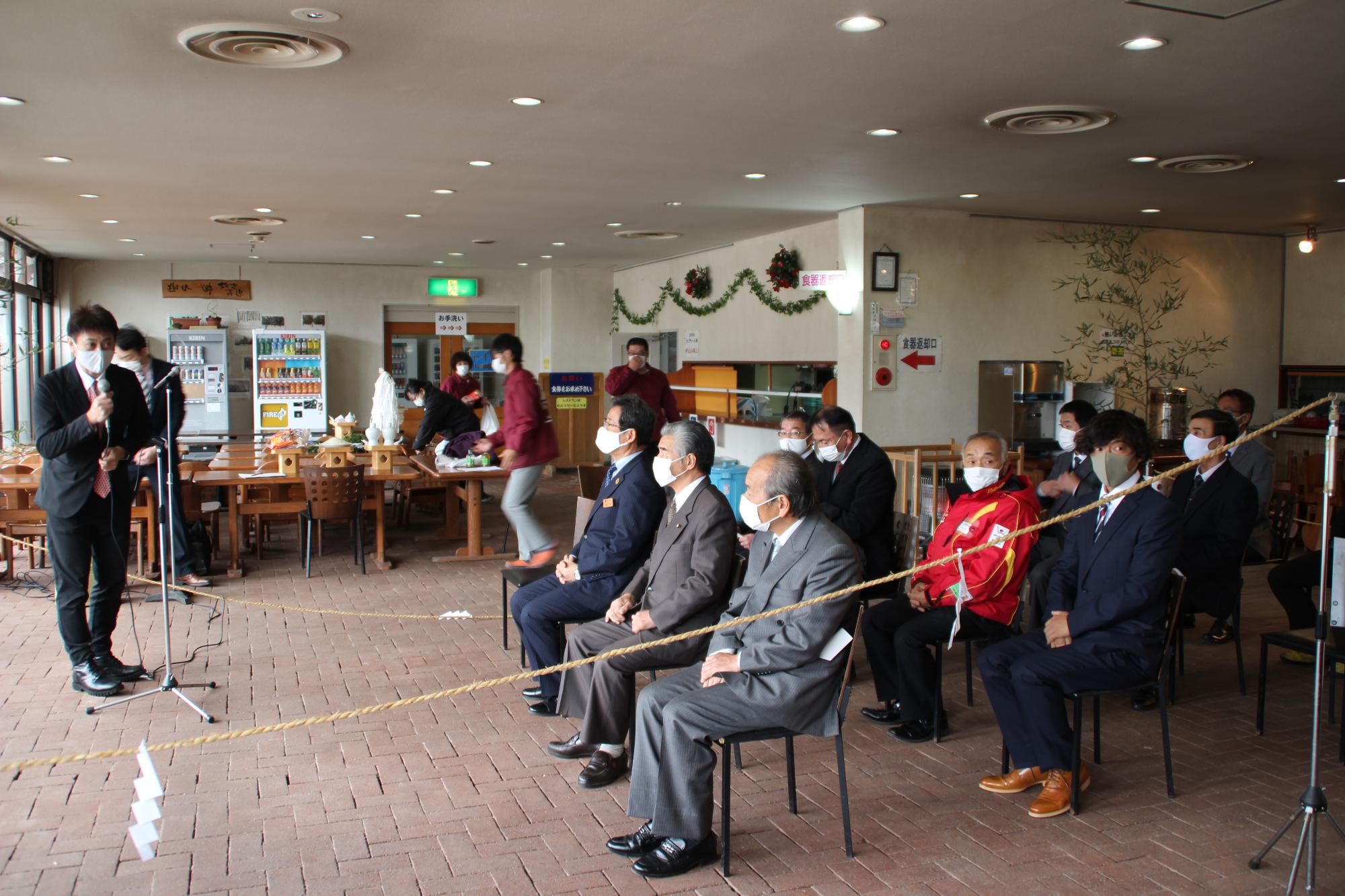 ちくさ高原開発企業組合代表理事から参列者へ挨拶を述べている写真