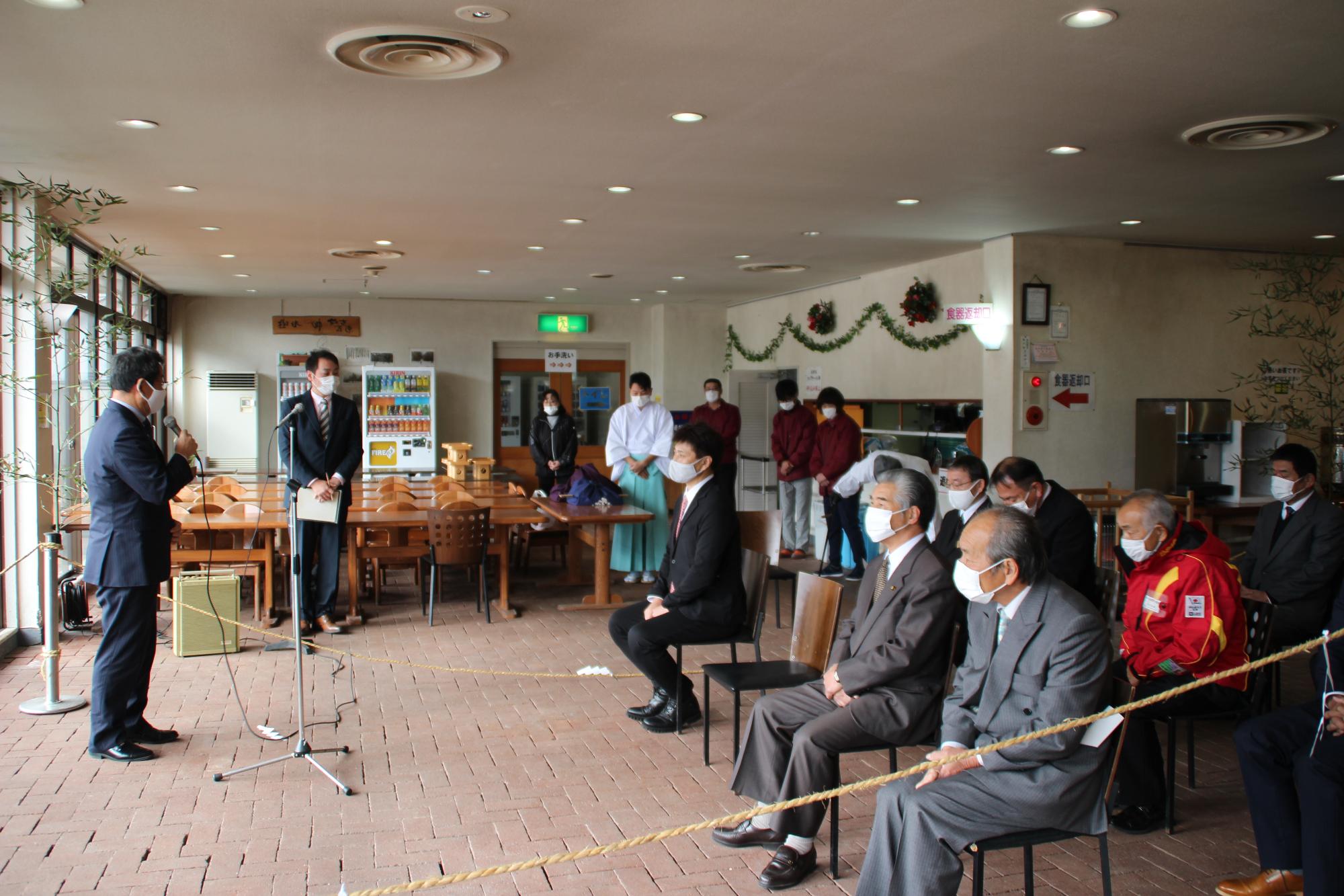 福元市長が参列者へ挨拶を述べている写真