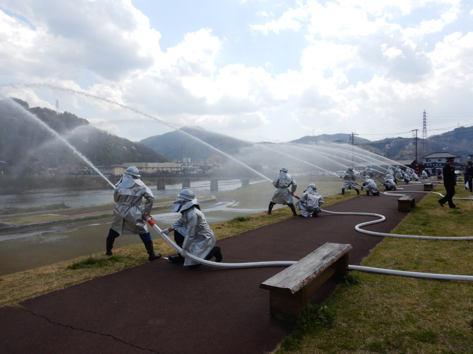 消防団が放水訓練をしている画像