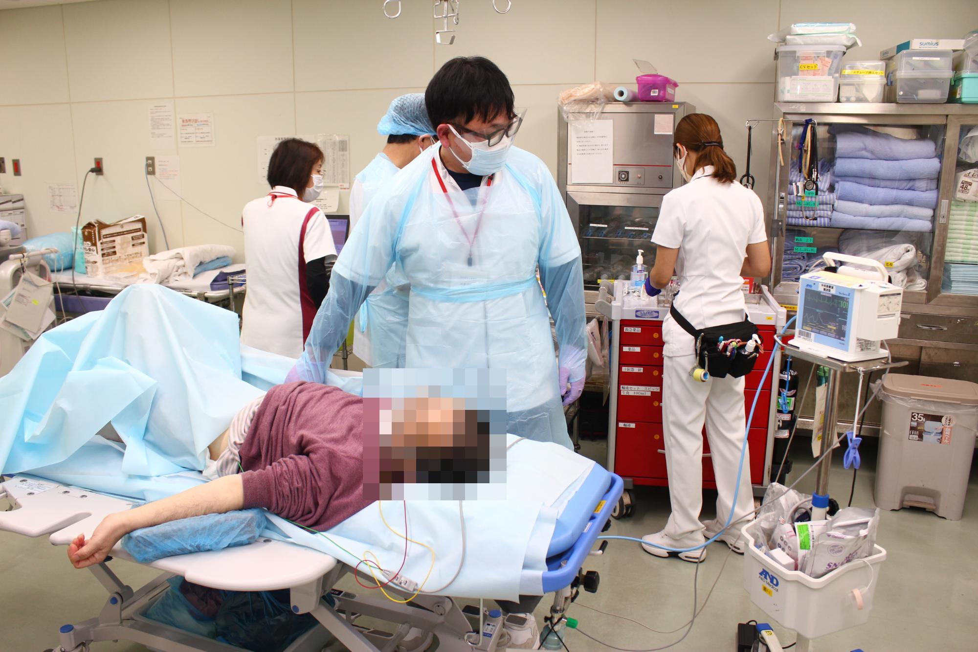 救急処置の様子2