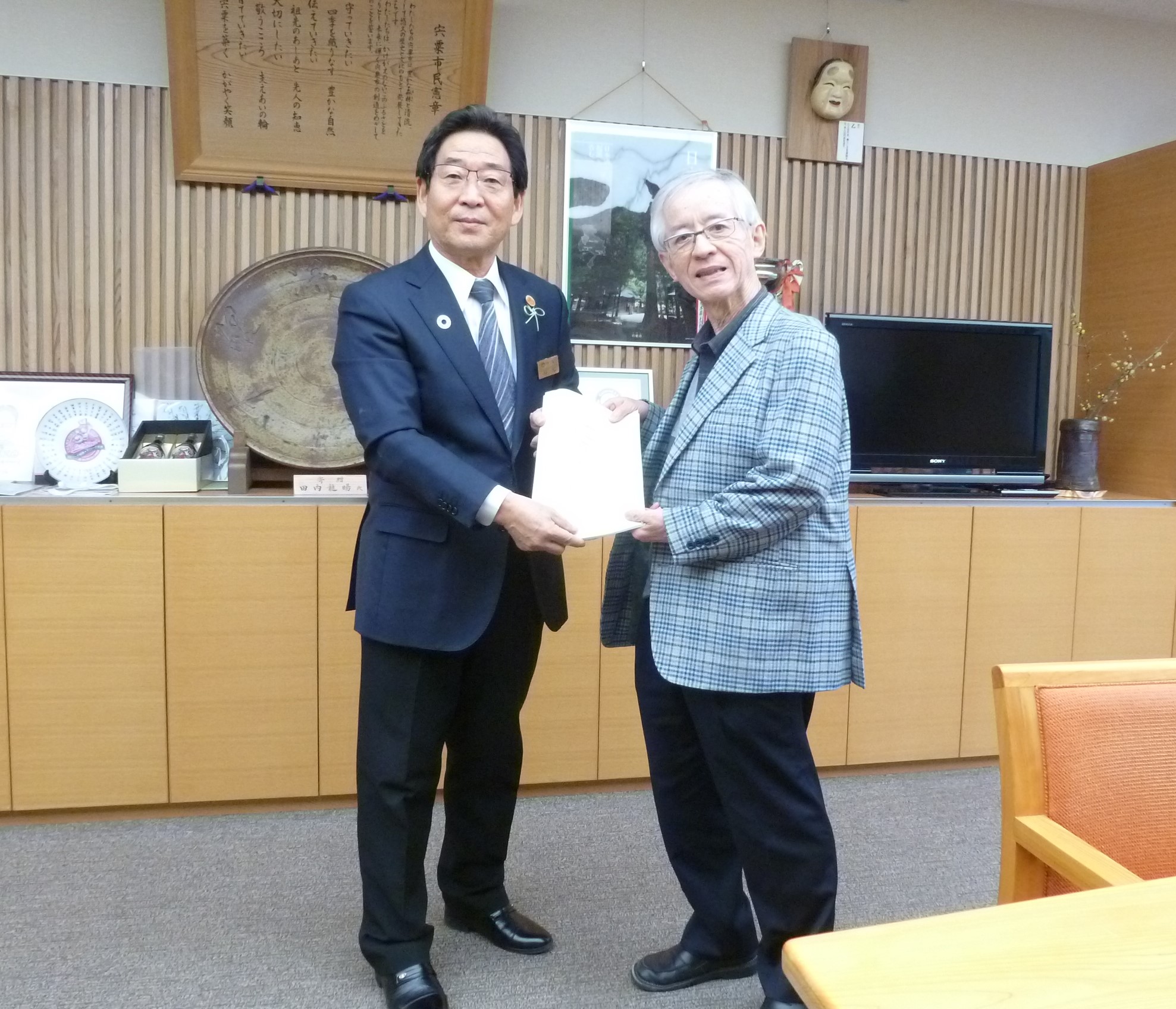 宍粟市高齢者福祉計画及び第8期宍粟市介護保険事業計画の市長答申を福元市長に手渡す稲用委員長