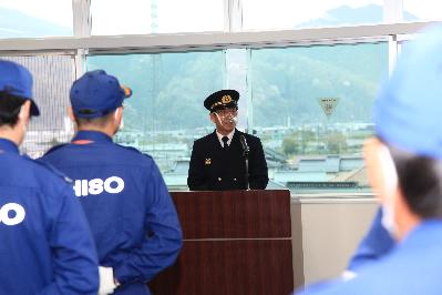 令和3年度消防出初式で消防団員を前に話す宍粟市長の写真