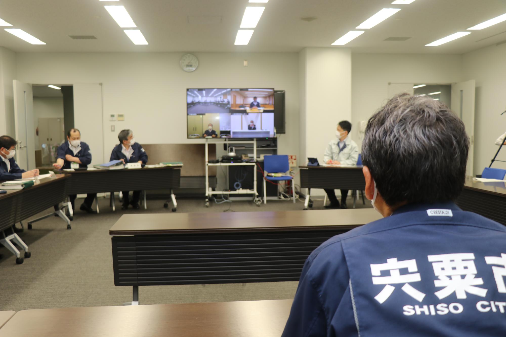 災害対策本部ウェブ会議訓練中の会議室の様子