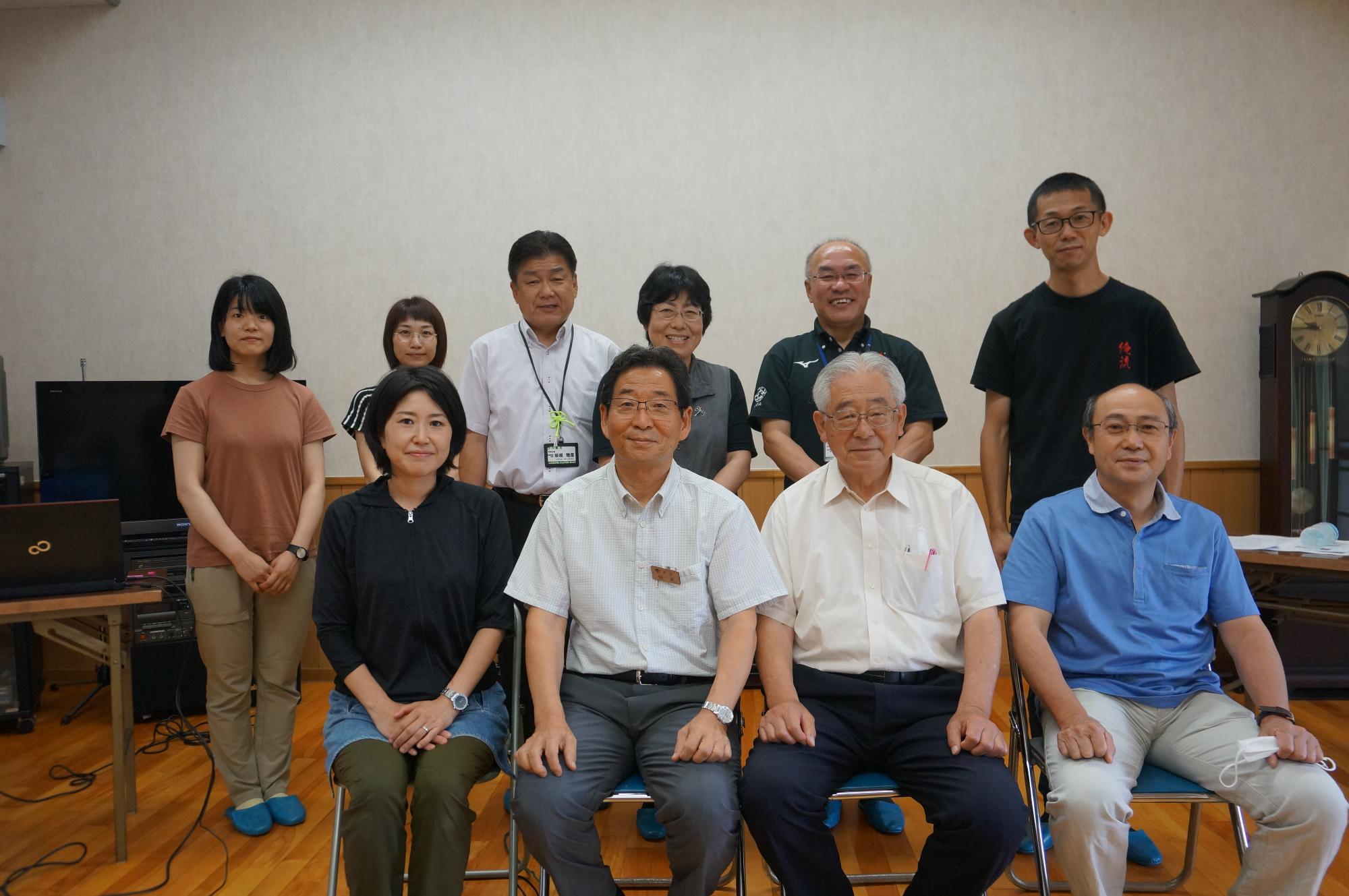 前列の左から、西村いつき先生、福元市長、保田茂先生が並んでいる写真