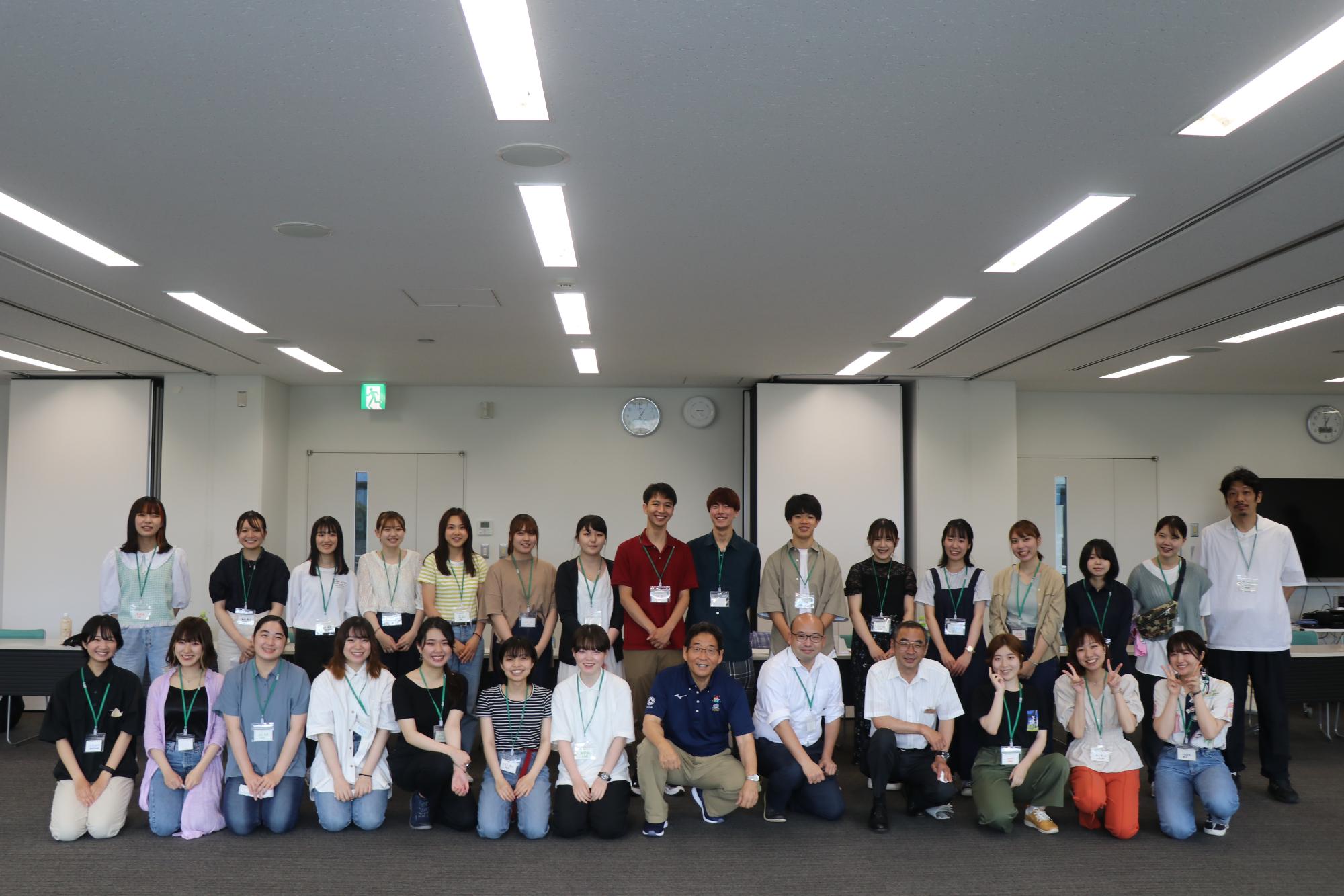 京都芸術大学生らと福元市長の集合写真