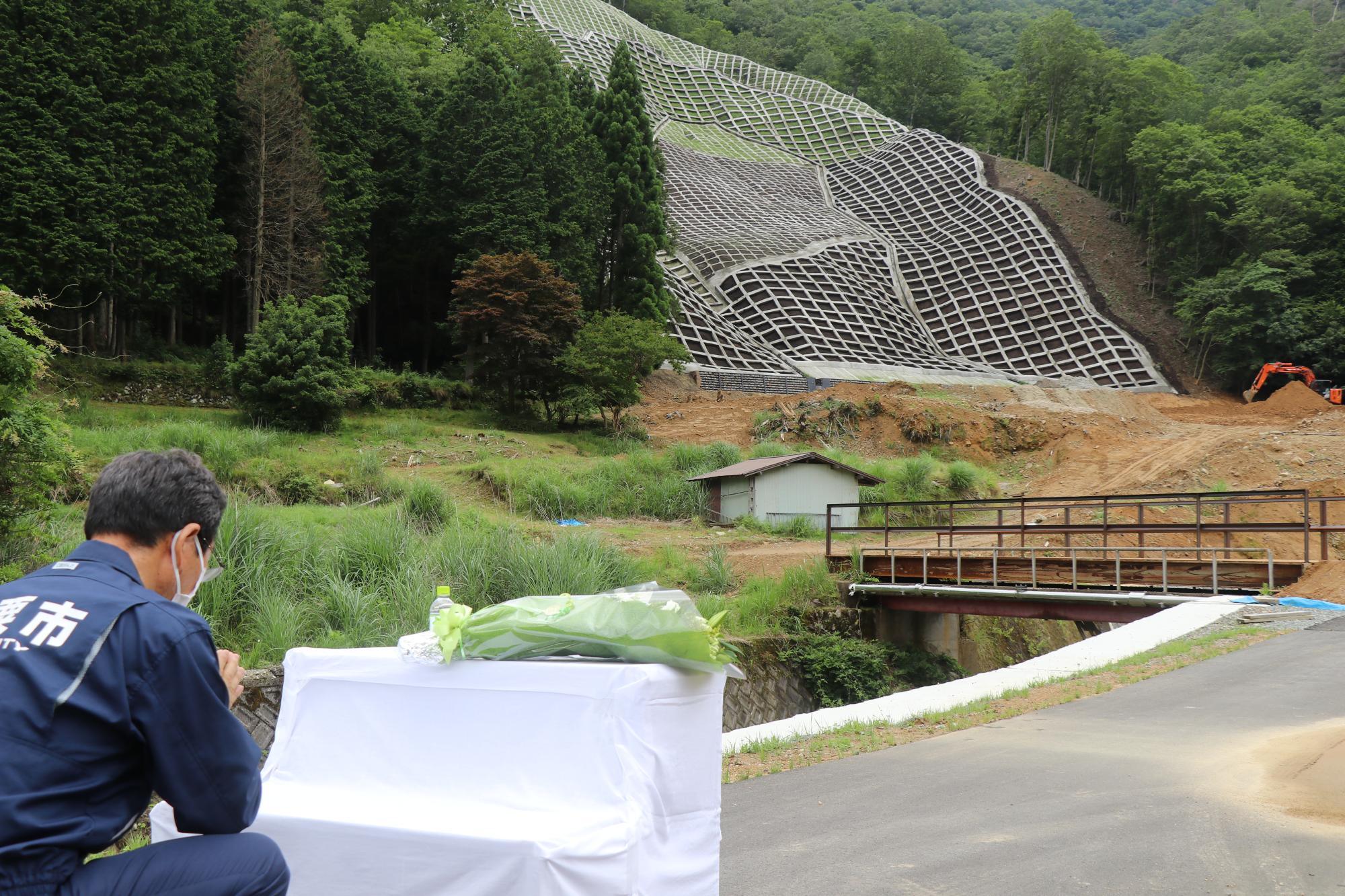 平成30年7月豪雨災害現場に向かって手を合わせる福元市長の写真