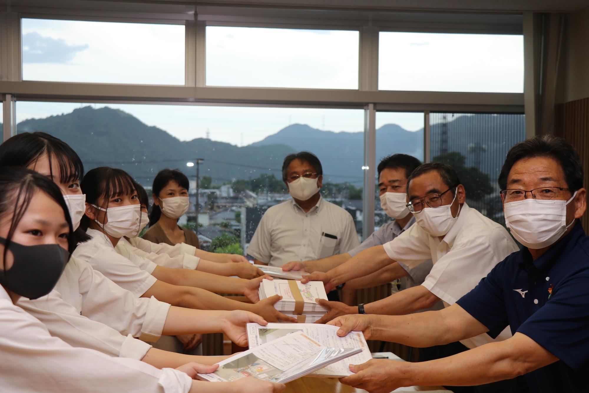 手前右は福元市長、山崎高校生徒から防災提案書を受け取っている写真