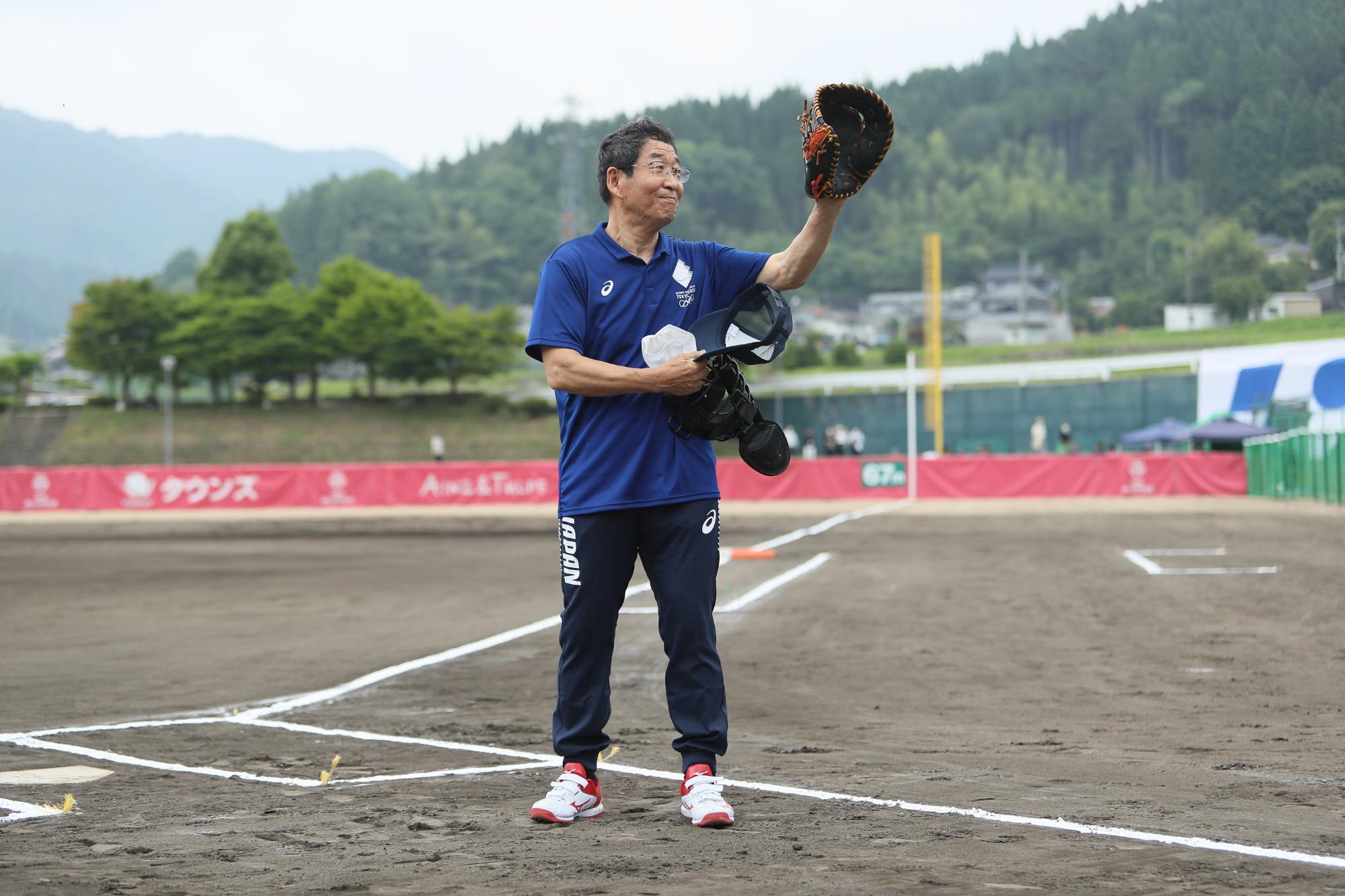 波賀メイプルスタジアムで開催された女子ソフトボールJDリーグの始球式に臨む福元市長