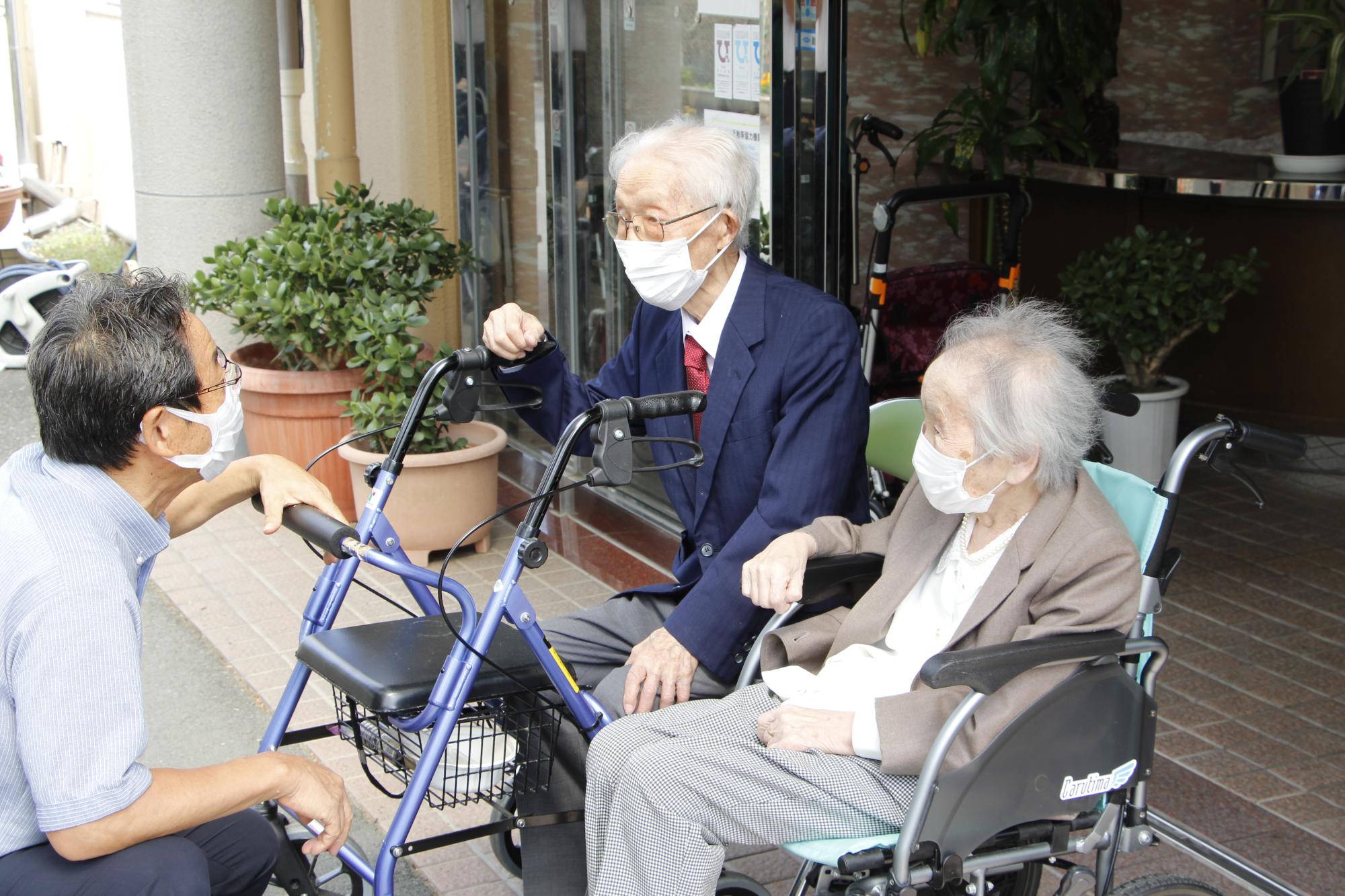 市内最高齢夫婦を訪問し長寿のお祝いを述べる福元市長の写真