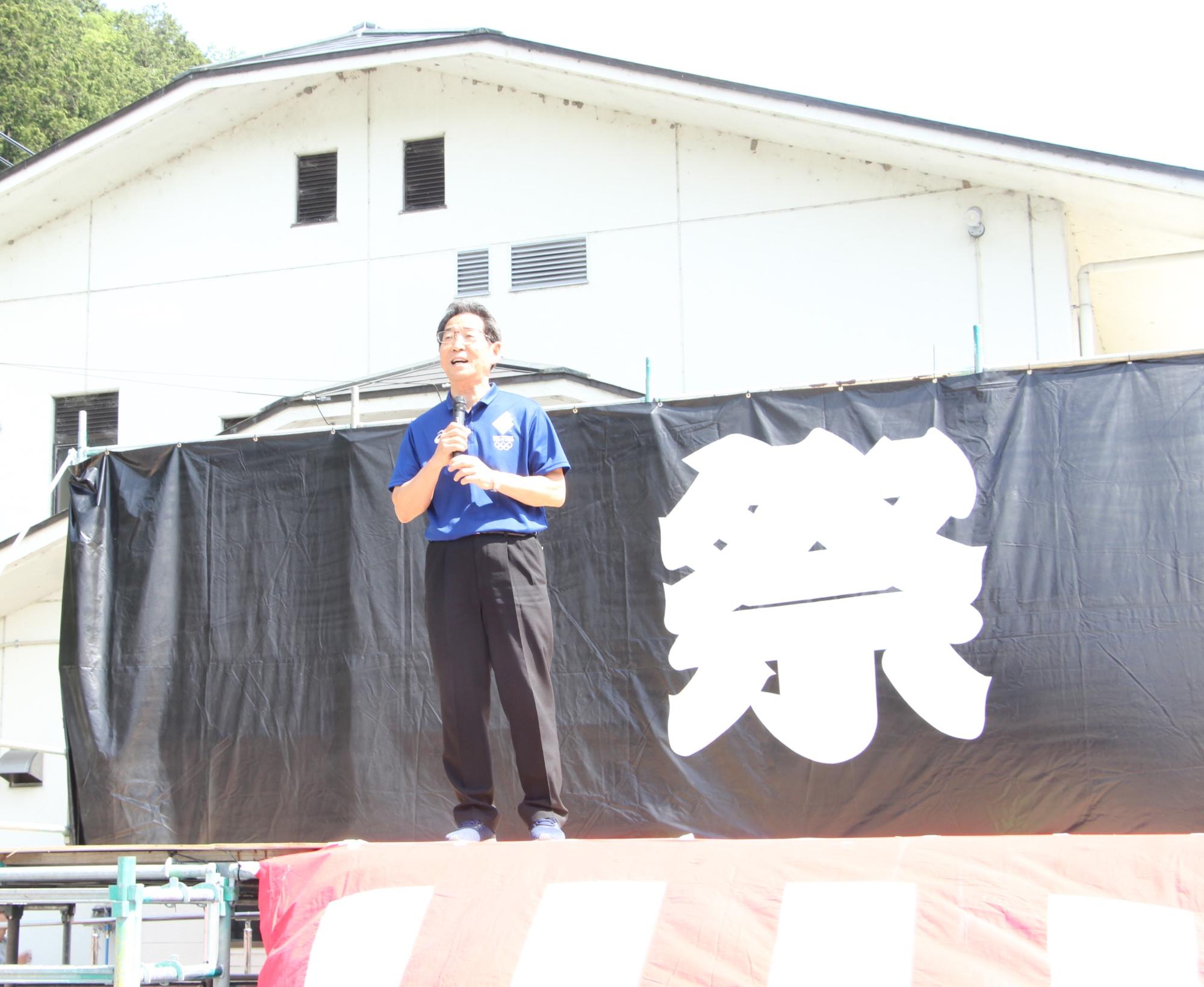 いちフェスのステージであいさつを述べる福元市長の写真