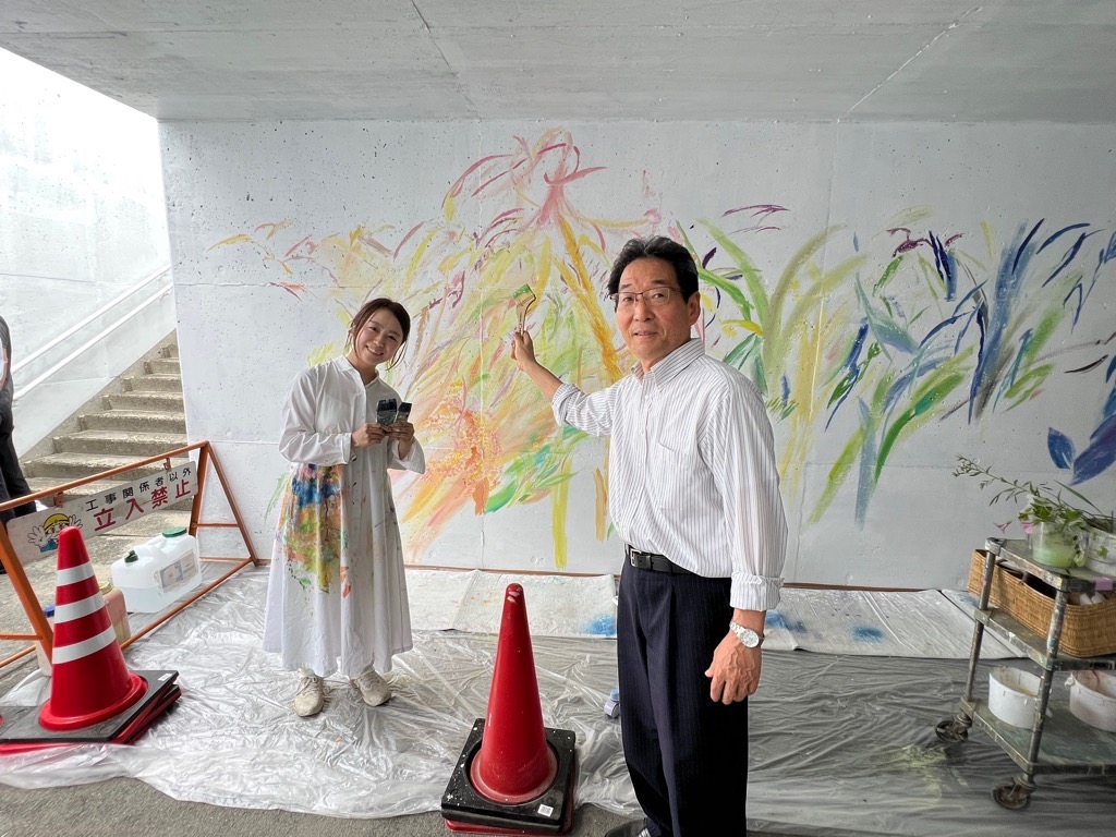 山崎インター歩行者通路の壁面描画をしている植田氏と福元市長の写真