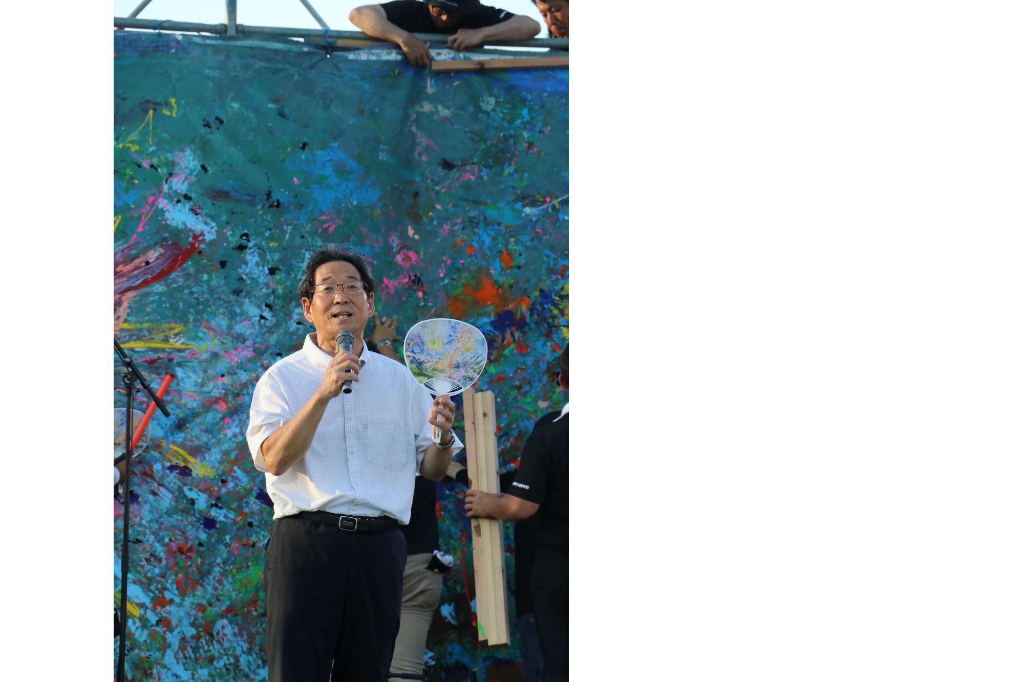 第36回山崎納涼夏祭りであいさつを述べる福元市長の写真