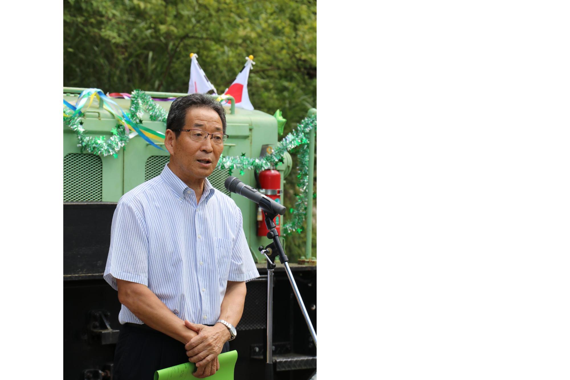 波賀森林鉄道周回コース完成式典であいさつを述べる福元市長の写真