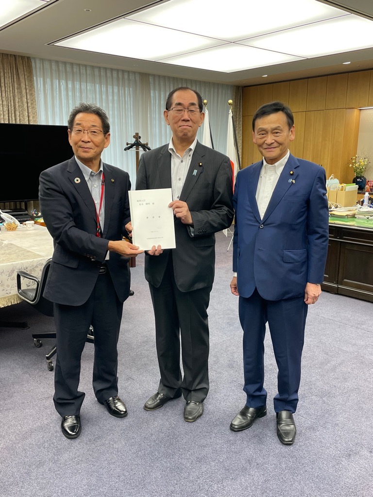 福元市長と末松衆議院議員が松本総務大臣へ要望書を手渡している写真