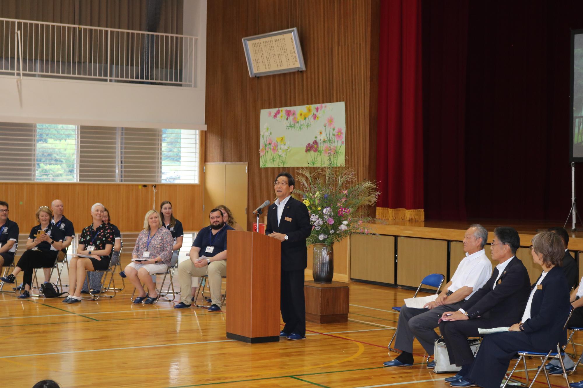 波賀日豪交流会にてあいさつを述べる福元市長の写真