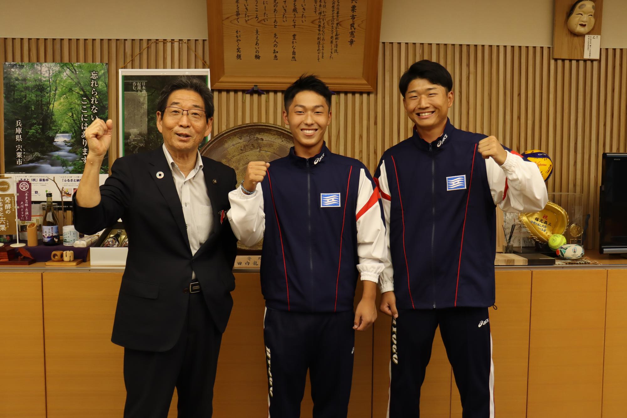 福元市長とソフトボールで国体出場される山崎高校の中川さんと早川さんの写真
