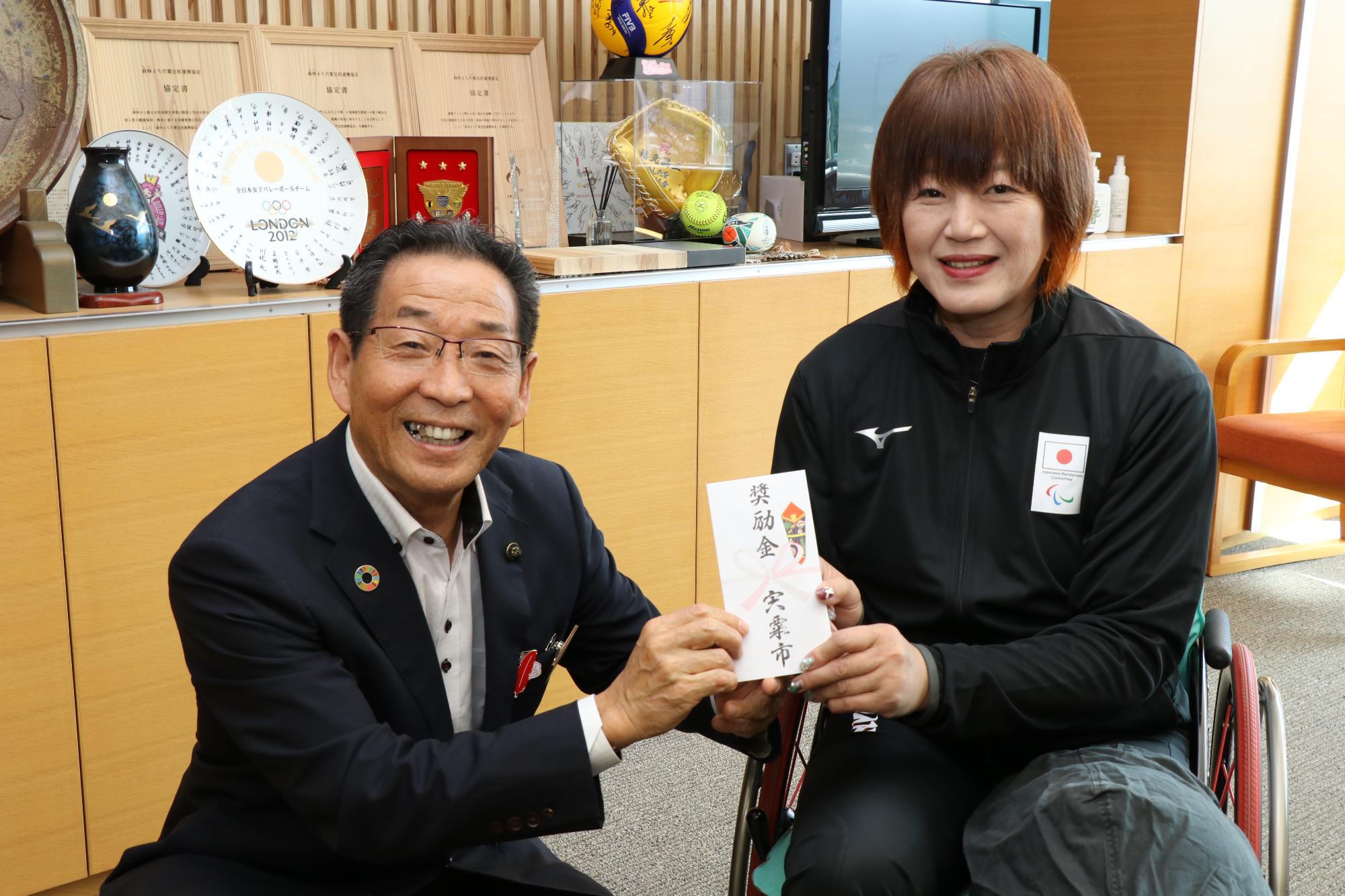 福元市長とアジパラ競技大会に出場される西家道代選手の写真