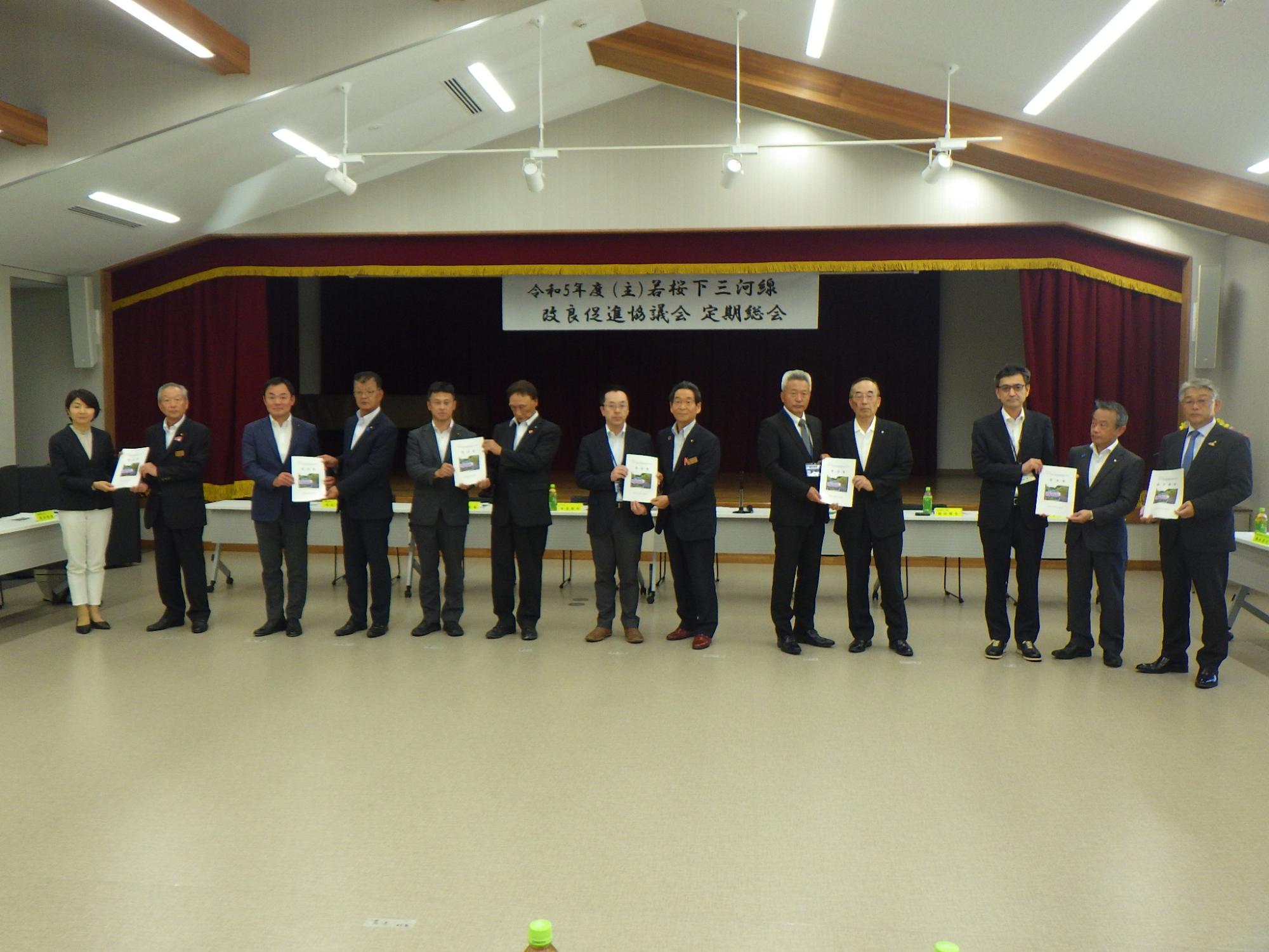 若桜下三河線改良促進協議会定期総会にて要望書を手交する福元市長らの写真