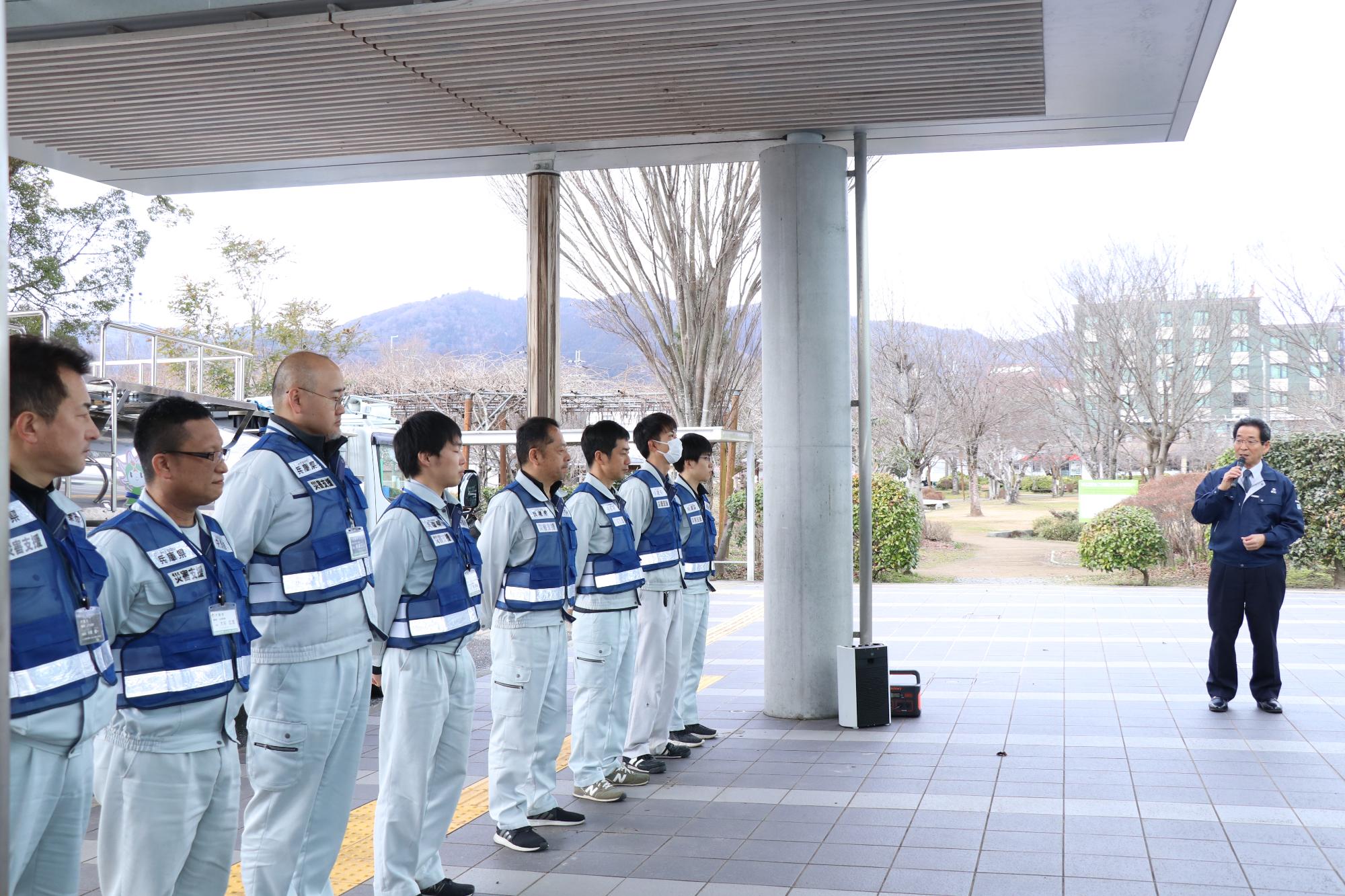 2月16日災害派遣出発式（応急給水支援）であいさつを述べる福元市長