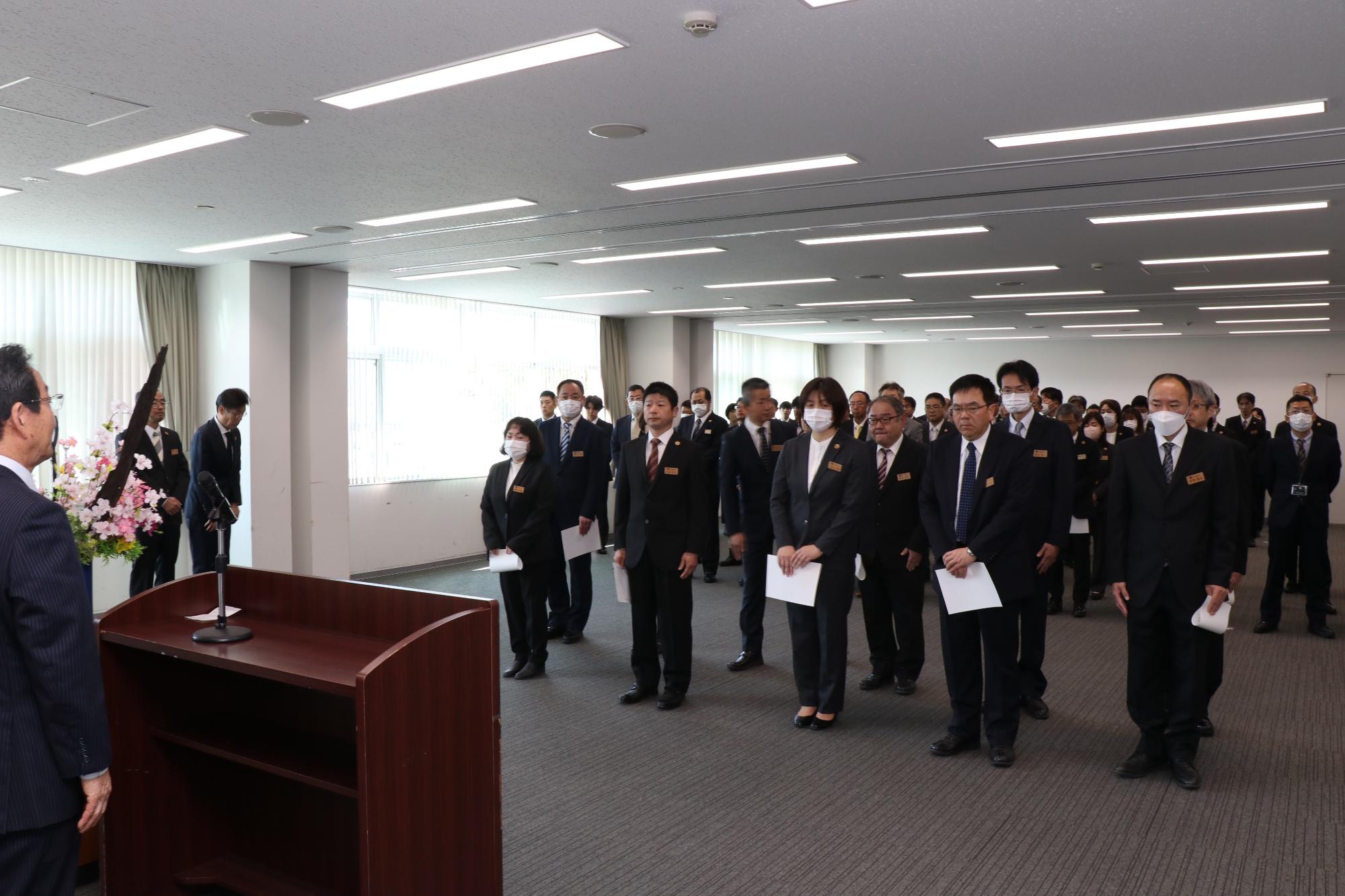 辞令交付式であいさつを述べる福元市長の写真