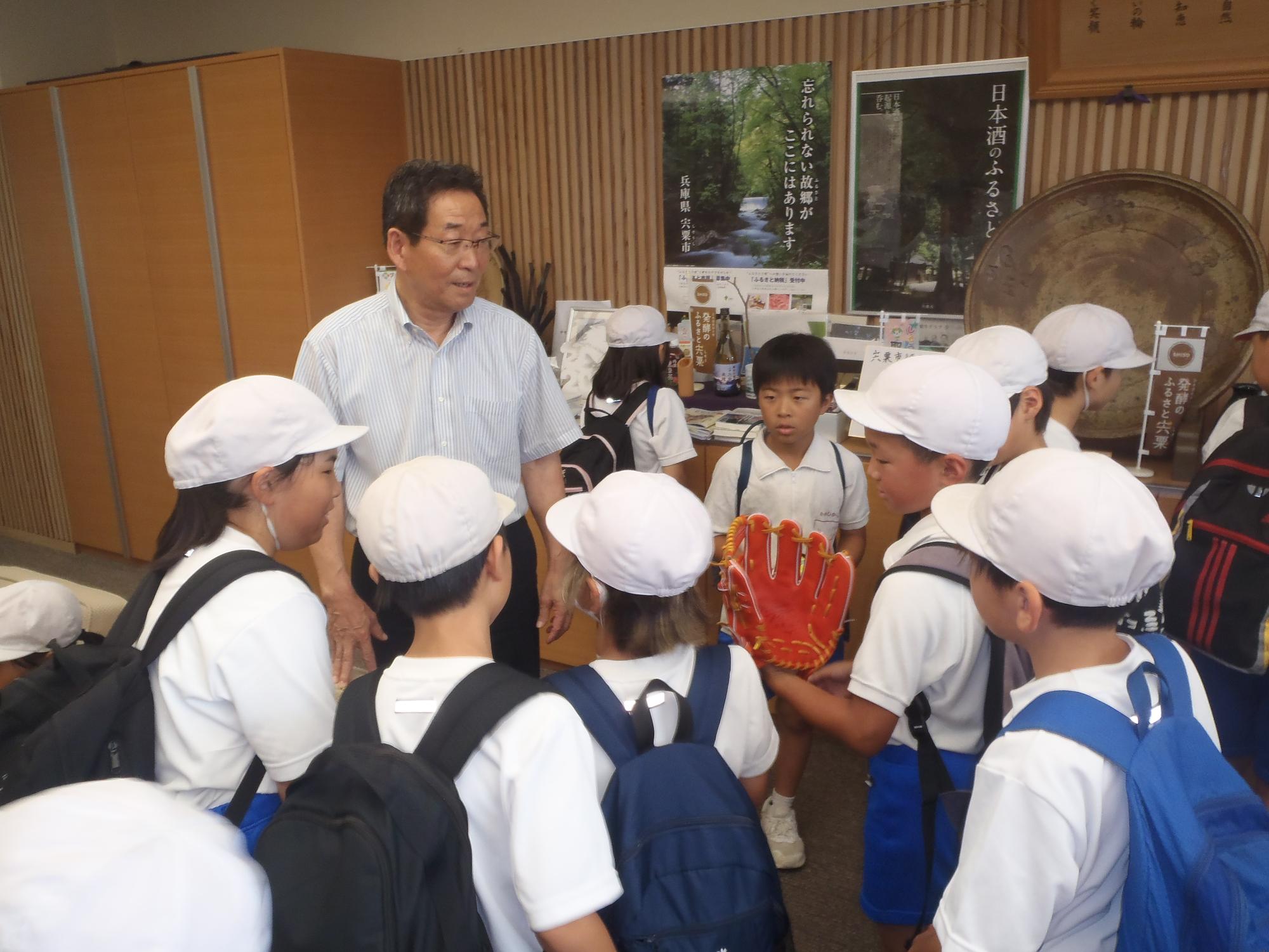 市長室を見学する河東小学校4年生の生徒と福元市長の写真