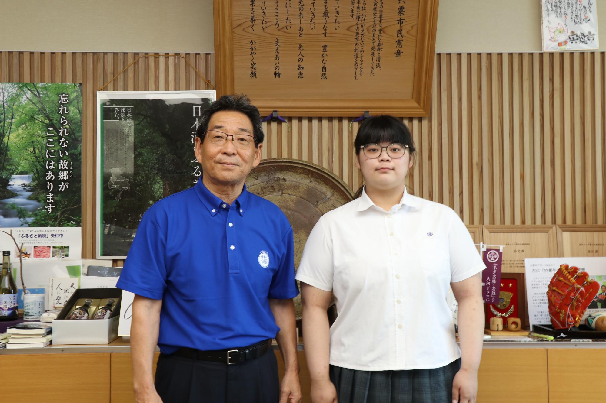 福元市長とパソコン競技全国大会に出場する和田さんが並んでいる写真