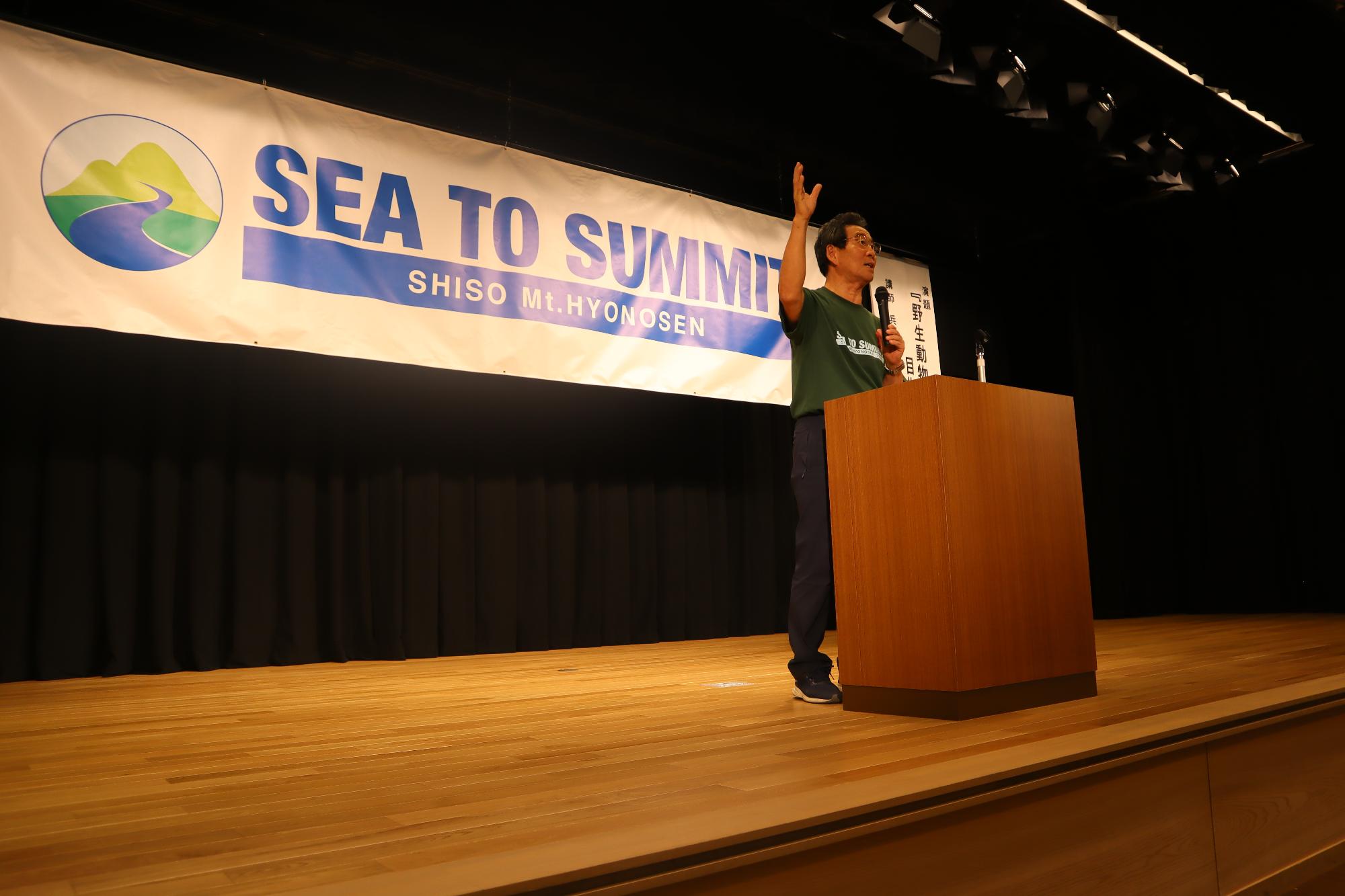 福元市長が開会式で挨拶している写真