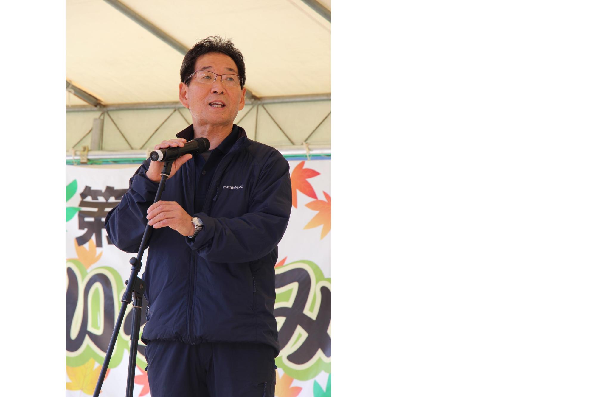 いちのみやふるさとまつりで挨拶している福元市長の写真