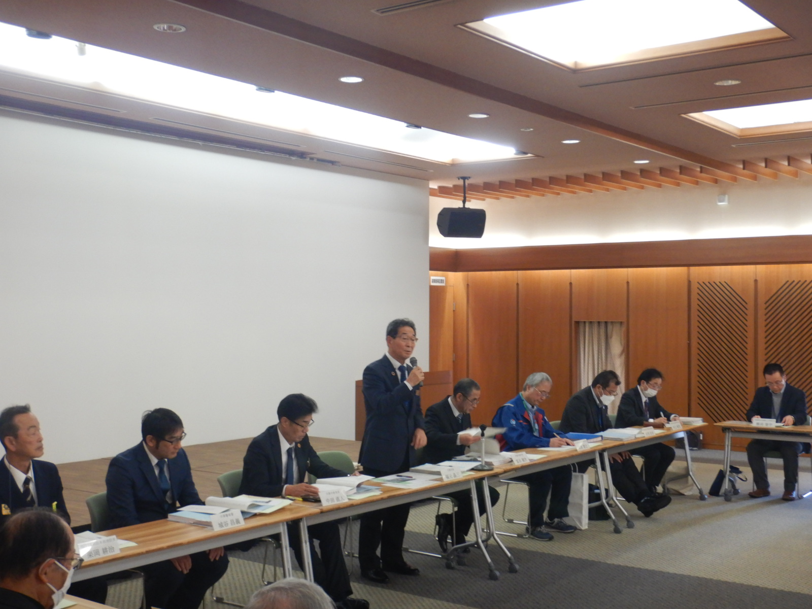 宍粟市防災会議で挨拶している福元市長の写真