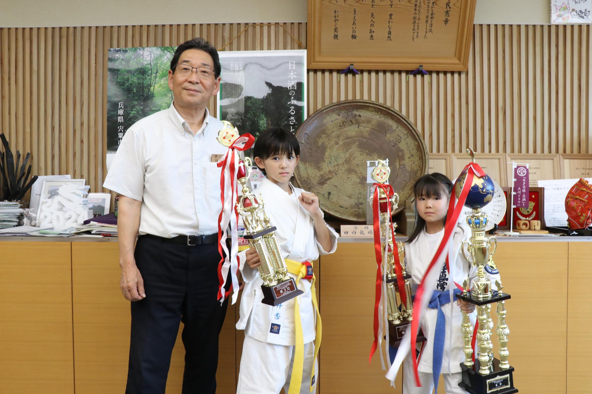 空手の全国大会で入賞した二人と並んでいる福元市長の写真
