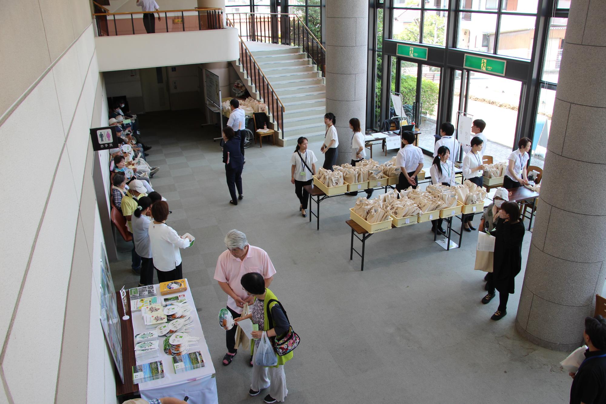 開式前の山崎文化会館ロビーの様子
