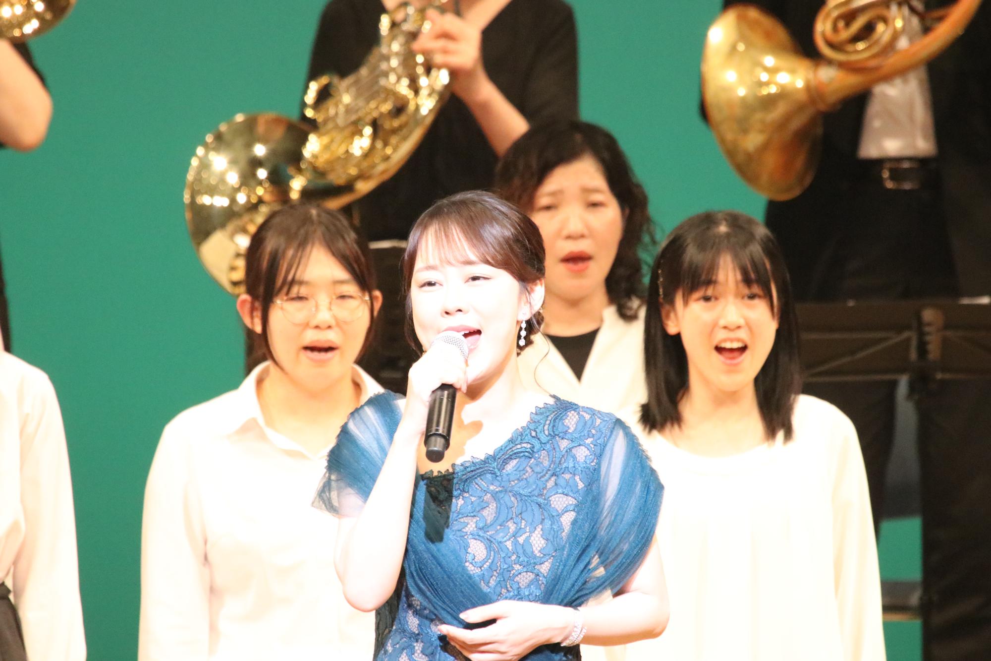 ステージで歌う丘みどりさん