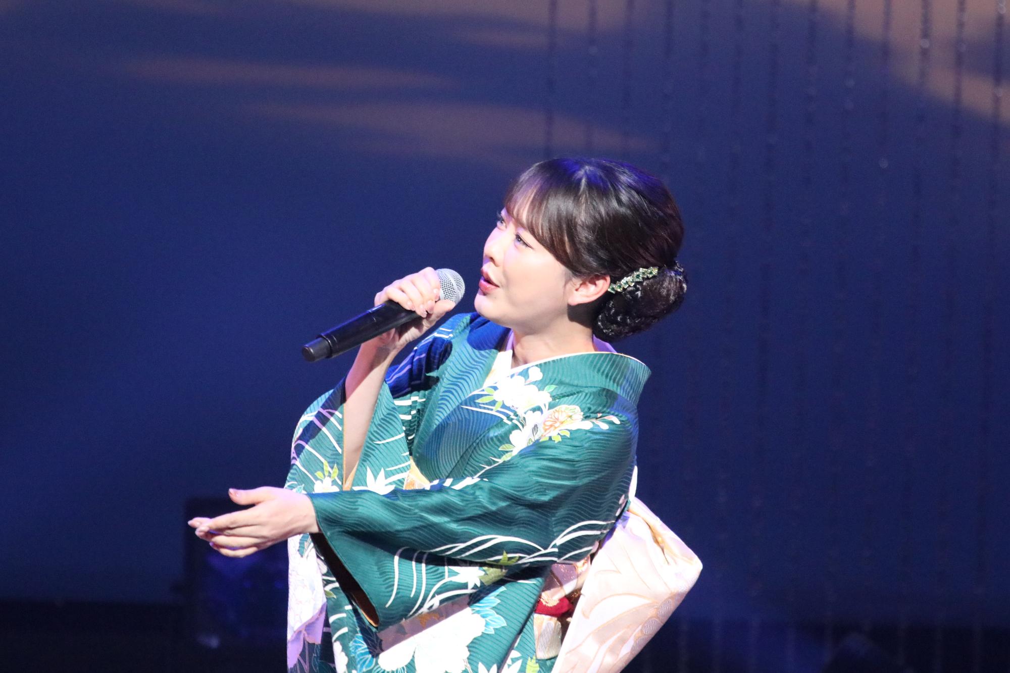 ミニコンサートで歌う丘みどりさん