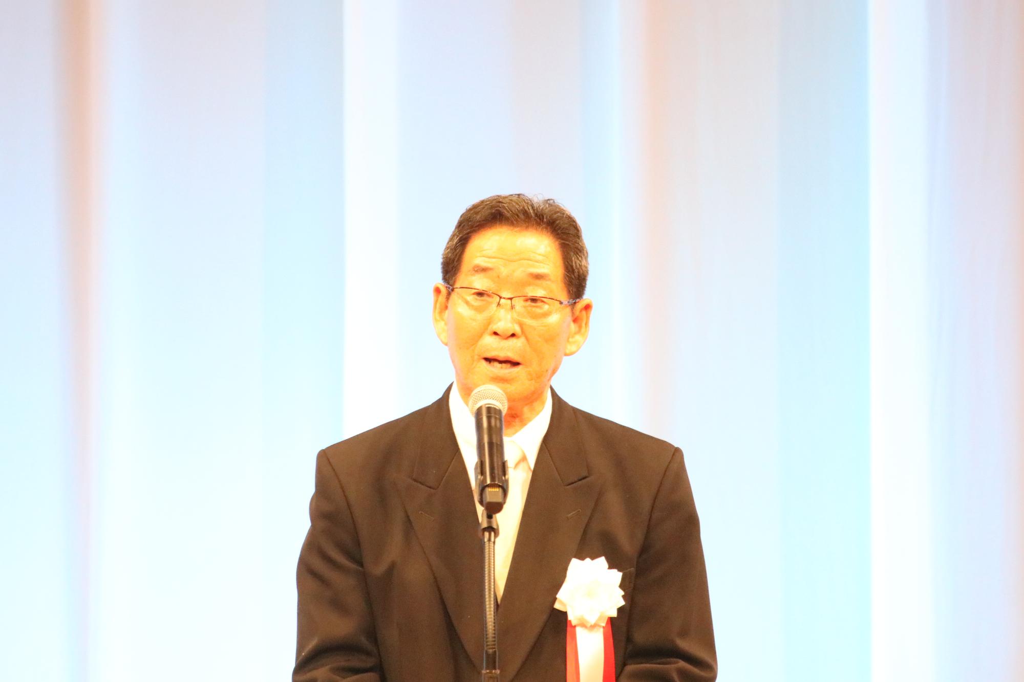 式辞を述べる市長