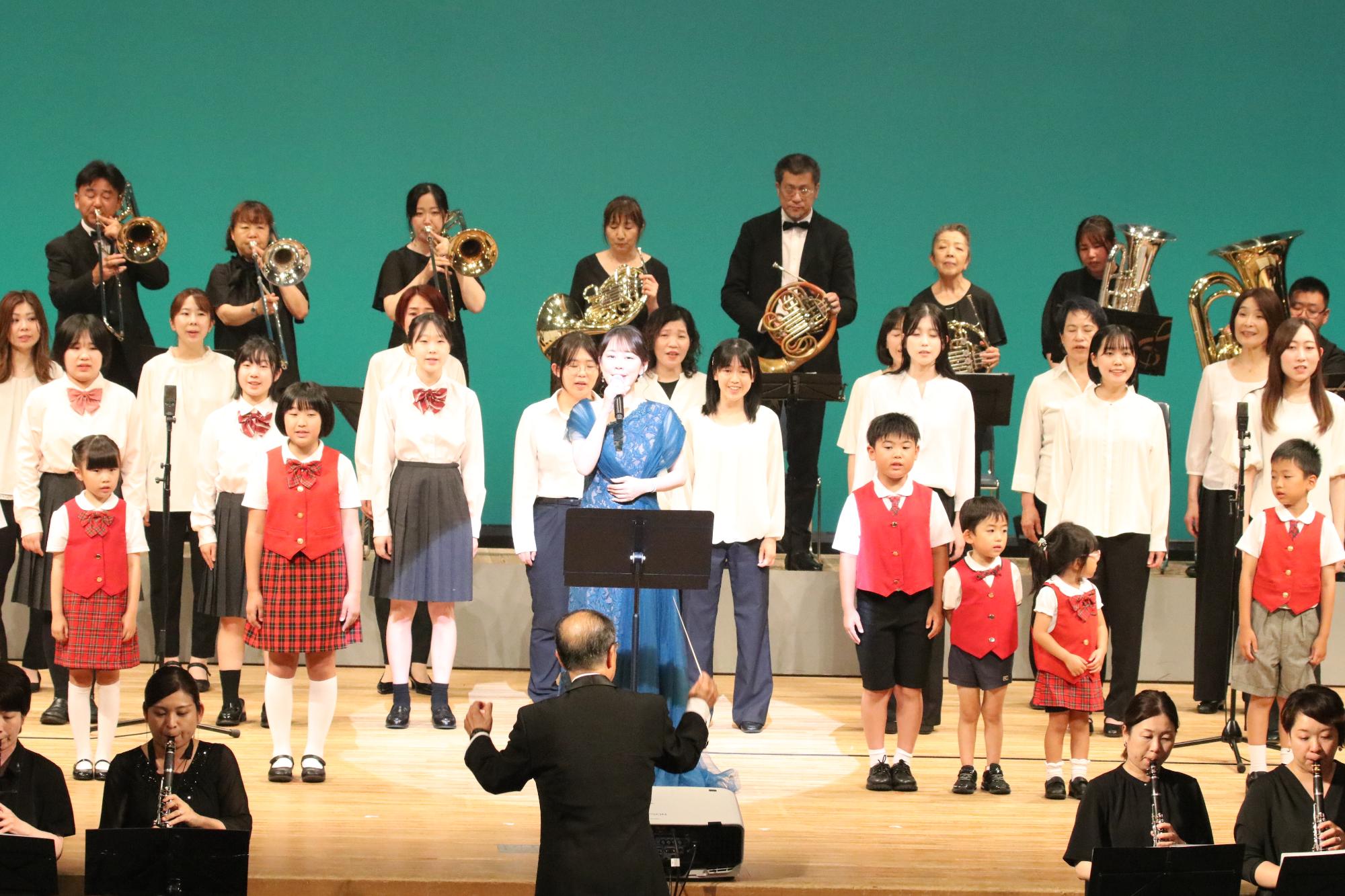 市歌を披露する丘みどりさんと宍粟市少年少女合唱団ファミリー、宍粟市吹奏楽団