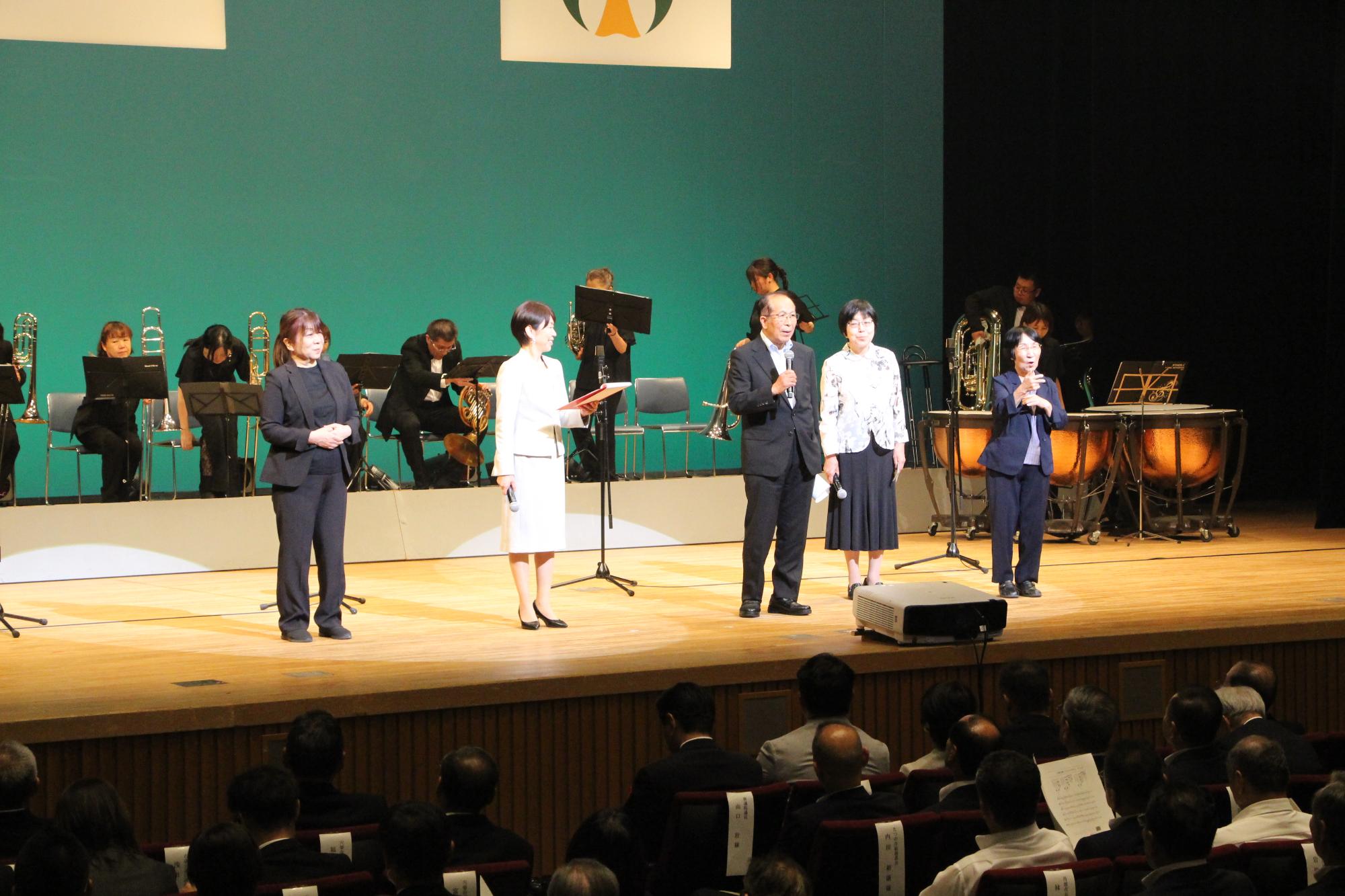 市歌についてコメントする市歌制定委員会会長
