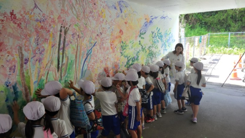 2023年7月6日の山崎インター歩行者通路写真はりま一宮小学校1年生来訪写真