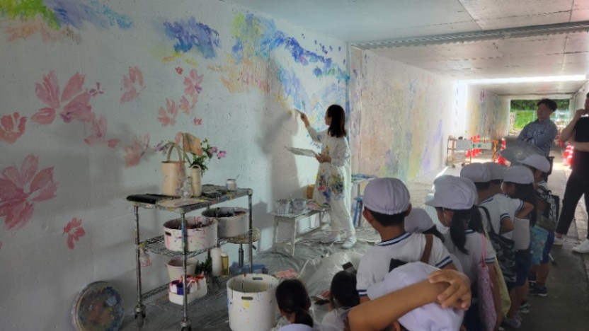 2023年7月6日の山崎インター歩行者通路写真はりま一宮小学校1年生来訪写真3