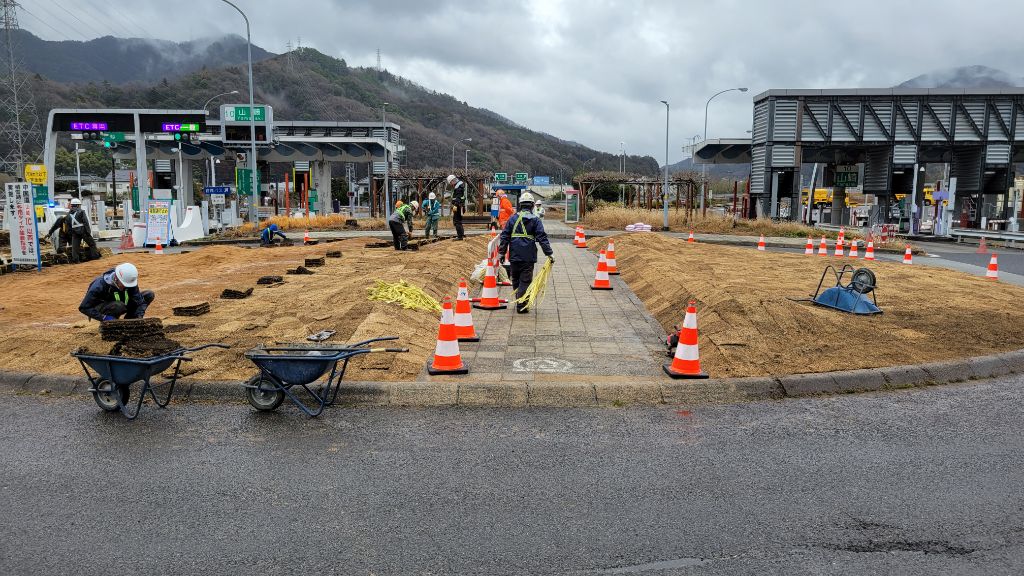 2月19日の山崎インタ－歩行者用通路リニューアル事業の写真1枚目