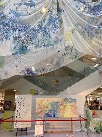 植田さんが制作した作品がイオン山崎店セントラルコートに展示されている写真