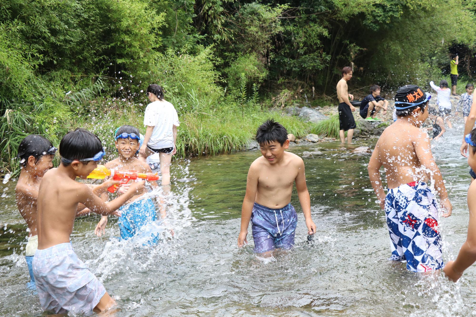山崎町宇野で子供らが川遊びをしている写真