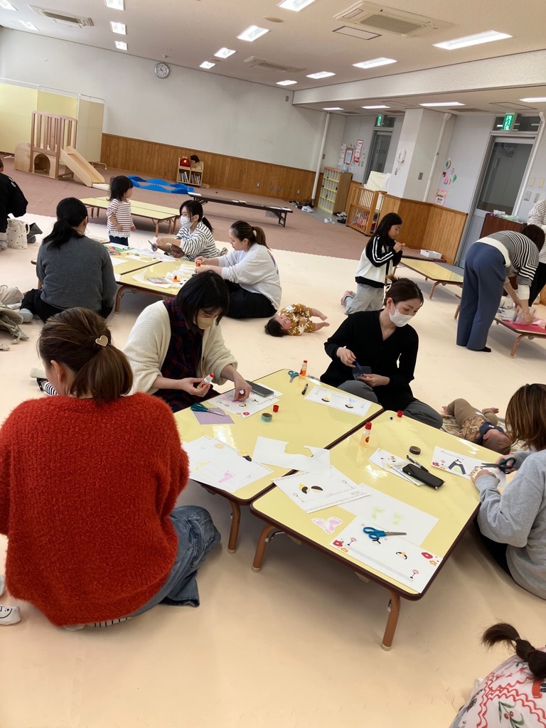 ママたちが楽しく会話しながら、足型アート作成する。
