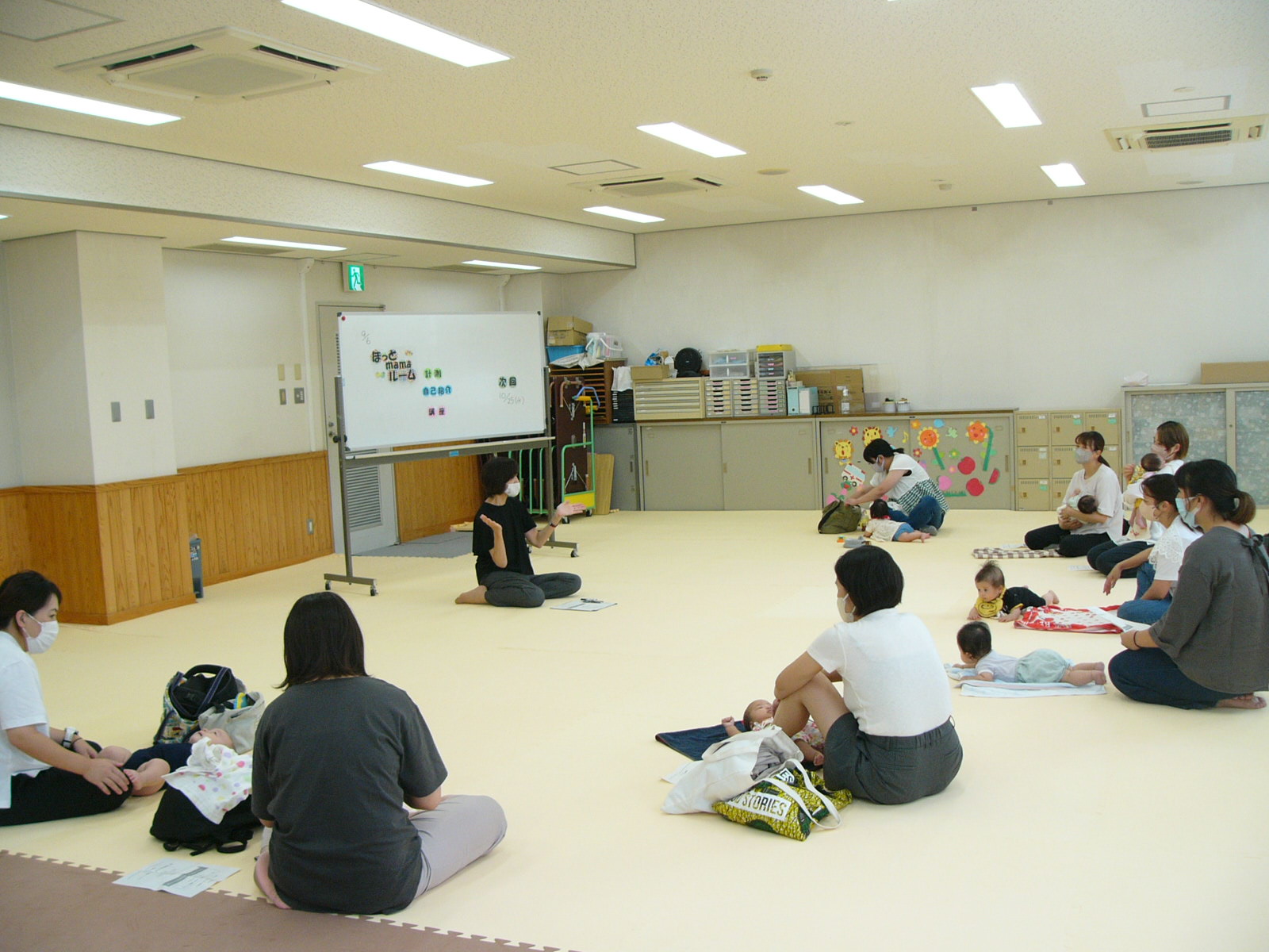 ほっとmama講座で赤ちゃんを連れたお母さんが円状に座り話を聞いている写真